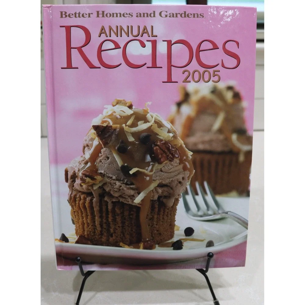 Better Homes and Gardens Annual Recipes 2005 Hardcover Cookbook Pink Cupcake